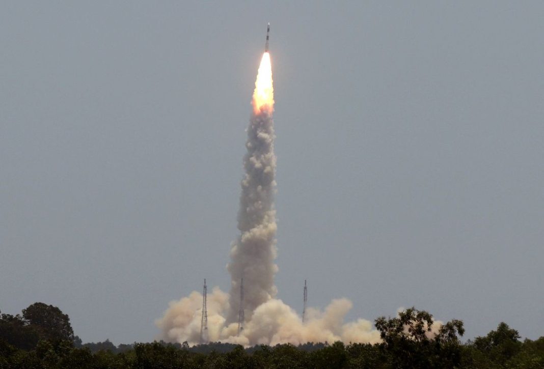 PSLV-C57 India meluncur membawa pesawat ruang angkasa Aditya-L1 dari Pusat Antariksa Satish Dhawan di Sriharikota, India, 2 September 2023. REUTERS/Stringer