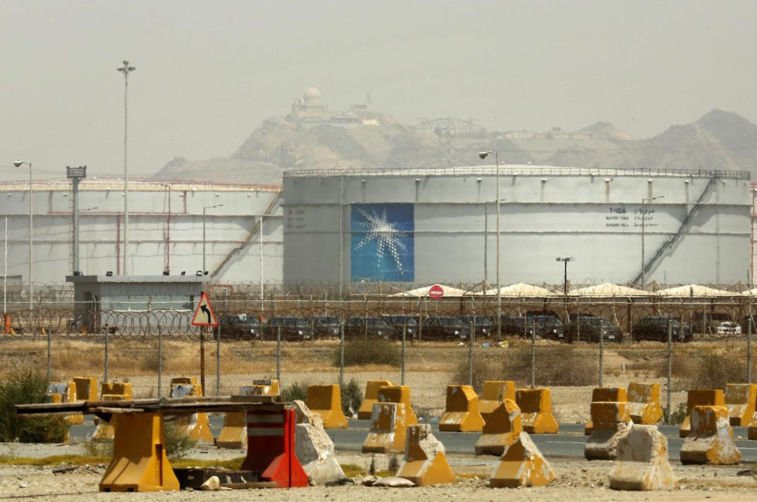 Tangki penyimpanan terlihat di pabrik curah Jeddah Utara, fasilitas minyak Aramco, di Jeddah, Arab Saudi, 21 Maret 2021. (Foto AP)