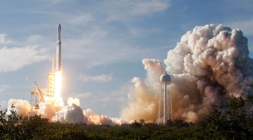 SpaceX Tunda Peluncuran Pesawat Luar Angkasa Rahasia Militer AS X-37B
