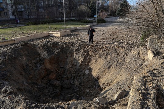 Serangan Rusia Tewaskan Sedikitnya 4 Orang dan Lukai 9 Orang di Kherson Ukraina