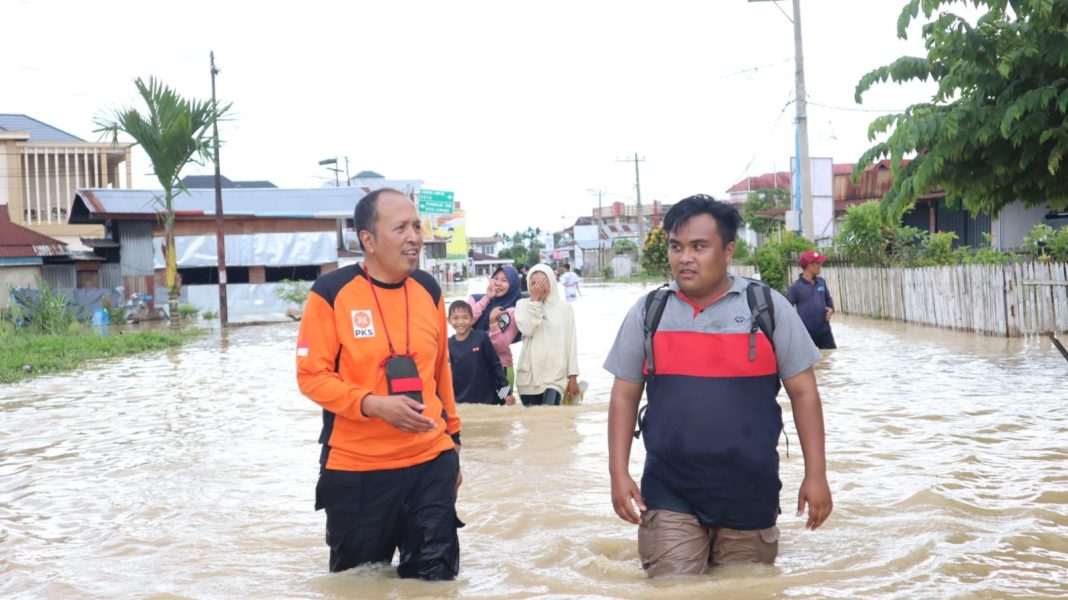 Bantu Korban Banjir Sungai Penuh-Kerinci, Ferry Satria Sumbangkan Gaji dan Ribuan Makanan