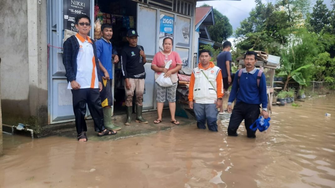 PKS Sungai Penuh Berikan Bantuan Makanan dan Pakaian untuk Warga Terdampak Banjir
