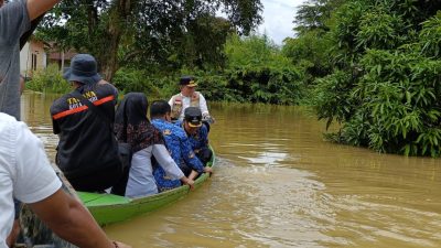 Gunakan Perahu Tinjau Banjir di Sijenjang dan Seberang Kota Jambi, Gubernur Al Haris Antar Bantuan ke Rumah Warga 