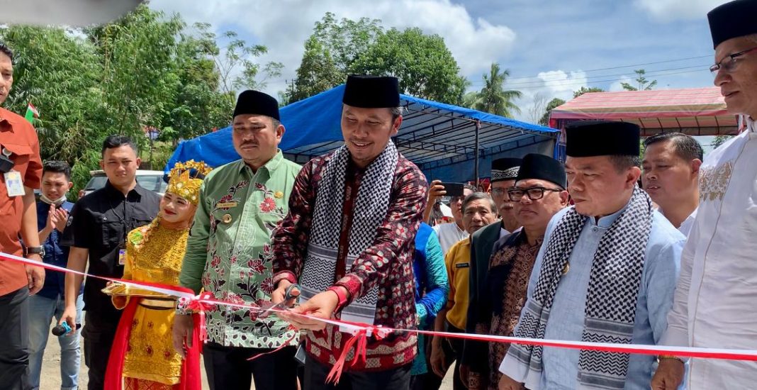 Ketua DPRD Jambi Potong Pita Peresmian Masjid Raya di Dusun Bangka Keloyang