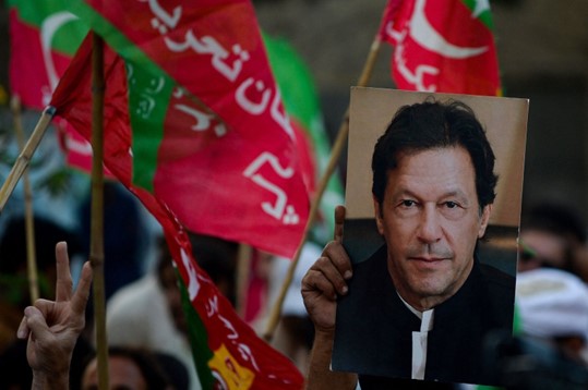 Terjerat Kasus Korupsi, Mantan PM Pakistan dan Istri Dijatuhi Hukuman 14 Tahun Penjara
