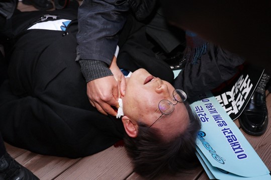 Pemimpin Oposisi Korea Selatan Ditikam oleh Penyerang