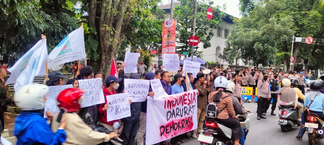 Kunker ke Bandung, Jokowi dihadang Aksi Mahasiswa KAMMI Se Jawa Barat