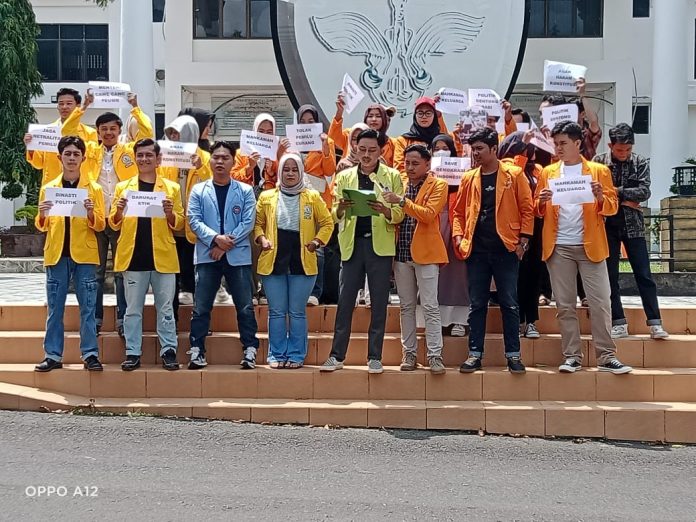 Gelar Deklarasi Menyelamatkan Demokrasi dan Pemilu 2024, Mahasiswa PMMBN Sampaikan Pernyataan Sikap