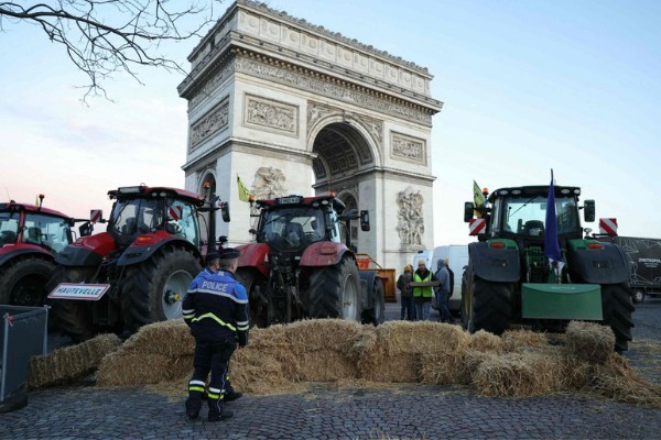Polisi Menangkap Puluhan Petani yang Berunjuk Rasa di Champs-Elysees Paris
