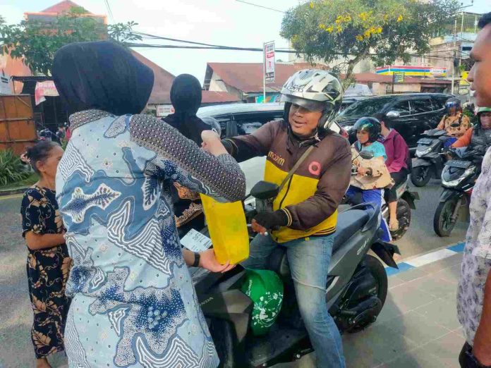 Jumat Berkah, Salurkan Paket Sembako kepada Pengguna Jalan dan Kaum Duafa