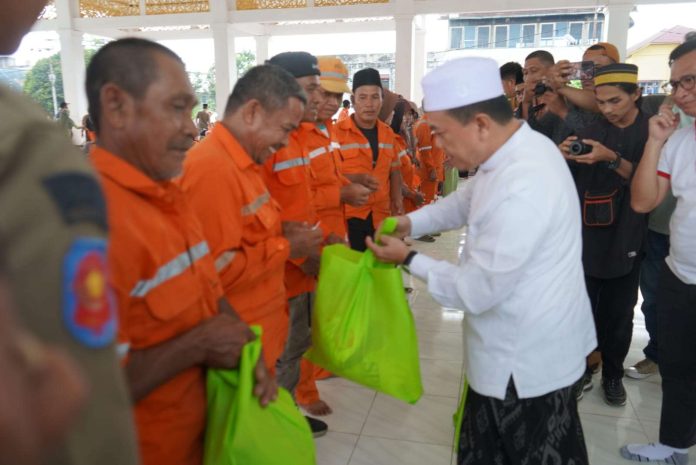 Gubernur Jambi Salurkan Bantuan Sembako untuk Petugas Kebersihan Kota Jambi