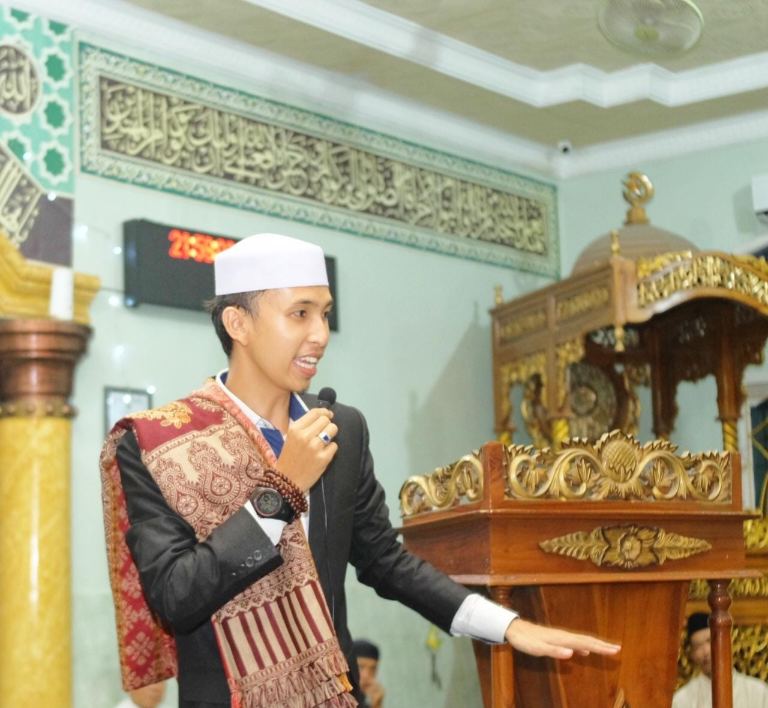 Da'i Muda Jambi Ustaz Muhammad Agus Saputra Isi Khotbah di Masjid Al Hidayah 
