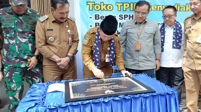 Upaya Kendalikan Harga Pangan, Gubernur Jambi Resmikan Toko (TPID) di Pasar Senin Siulak Kerinci