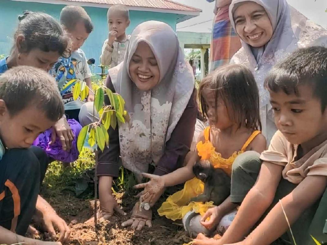 Donasi dan Bibit Produktif Warnai Hari Anak Nasional di Komunitas Suku Anak Dalam Jambi