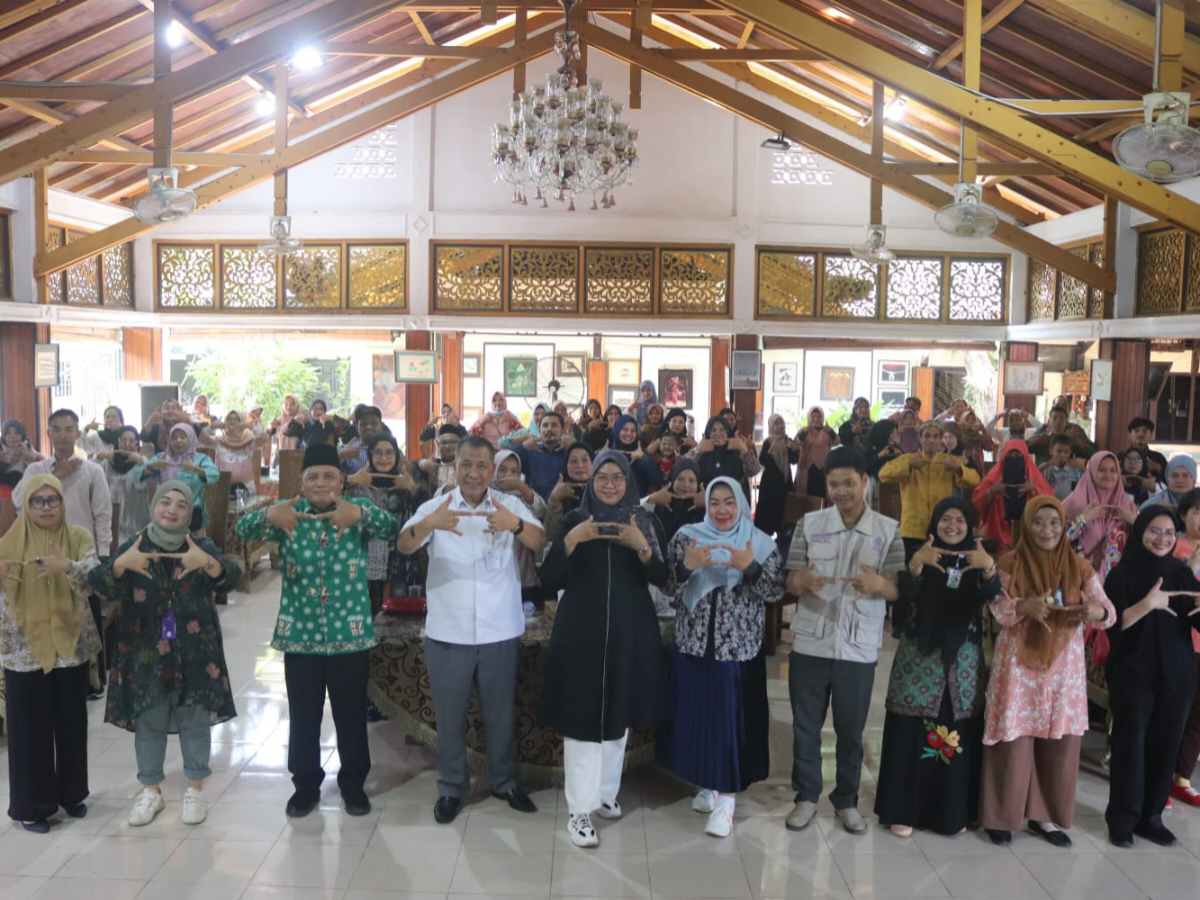 Foto bersama usai agenda sosialisasi sertifikasi produk halal bersama Anggota Komisi VIII DPR RI dan Badan Penyelenggara Jaminan Produk Halal (BPJPH) pusat. (Foto: Zuan/Oerban)