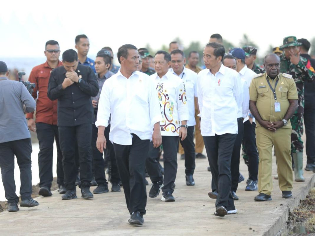 Presiden Jokowi dan Ibu Iriana Tinjau Simulasi Drone Tabur Pupuk di Papua Selatan