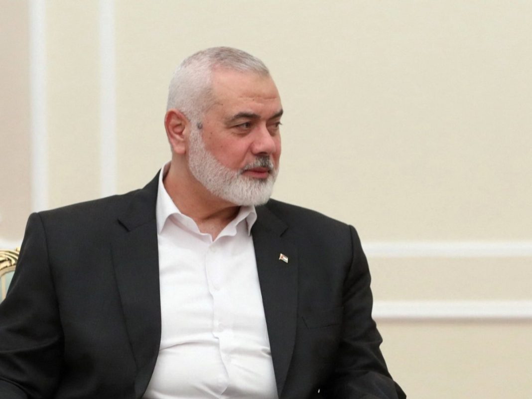 Pemimpin tertinggi kelompok Hamas Palestina, Ismail Haniyeh, bertemu dengan Presiden Iran Masoud Pezeshkian di Teheran, Iran, 30 Juli 2024. (Foto Reuters)