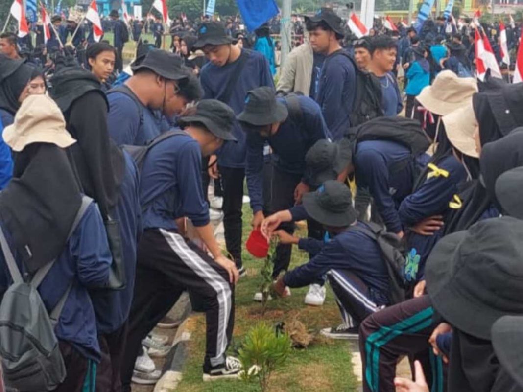 Mahasiswa PBAK UIN STS Jambi, Mahasiswa Gelar Penanaman Pohon Serentak