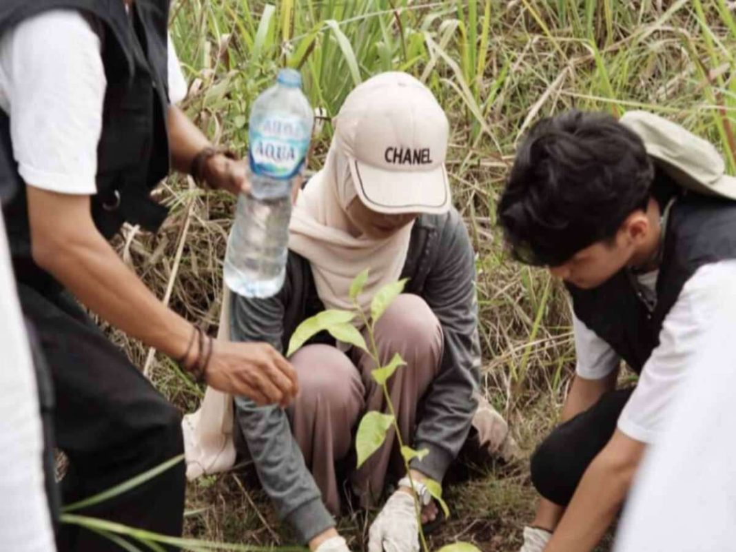 Paguyuban KSE UNJA Gelar Gebyar Tanam Pohon Serentak se Nusantara di TPA Talang Gulo