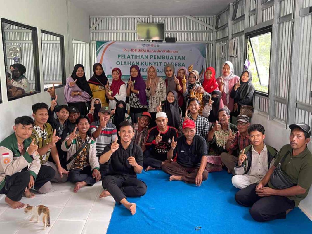 Mahasiswa UKM Rohis Ar-Rahman Ajak Masyarakat Desa Suka Maju Olah Kunyit Segar Jadi Cookies yang Lezat