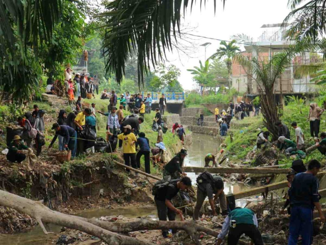 Aksi Bersih-Bersih Serentak di Jambi: Wujud Nyata Peduli Lingkungan dalam World Cleanup Day 2024