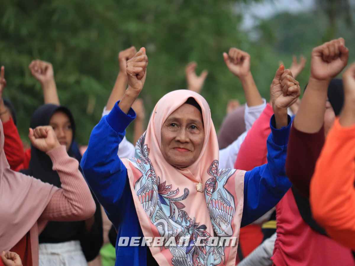 Usai Diguyur Hujan, Antusias Masyarakat Tempino Ikuti Senam Bersama BBS-Jun Tak Surut