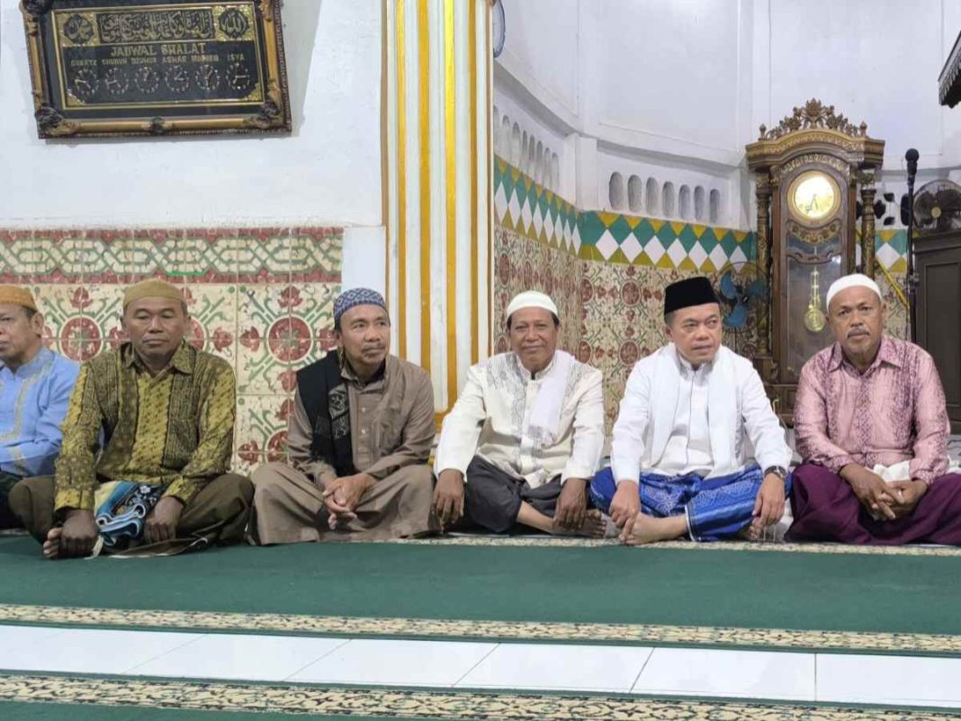 Al Haris Subuh Berjamaah Bersama Warga di Masjid Tua Bungo