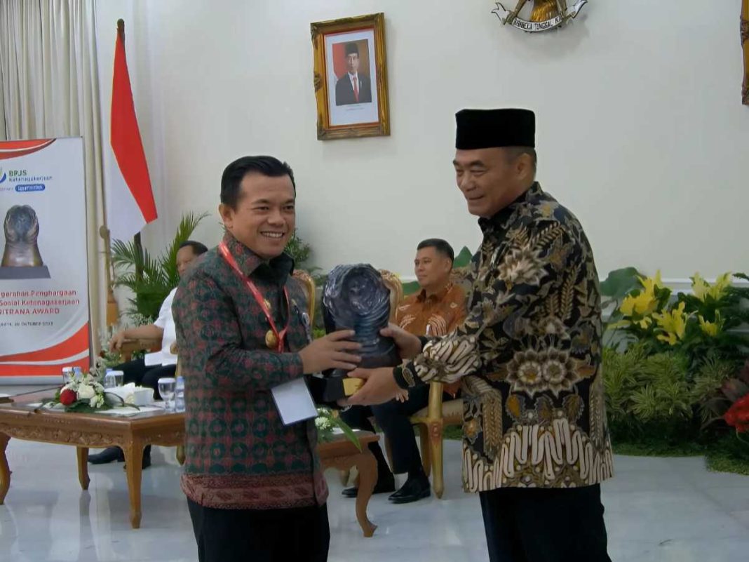 Lindungi Puluhan Ribu Masyarakat Miskin Ekstrem, Al Haris Pernah Terima Penghargaan Paritrana Award dari Wapres RI