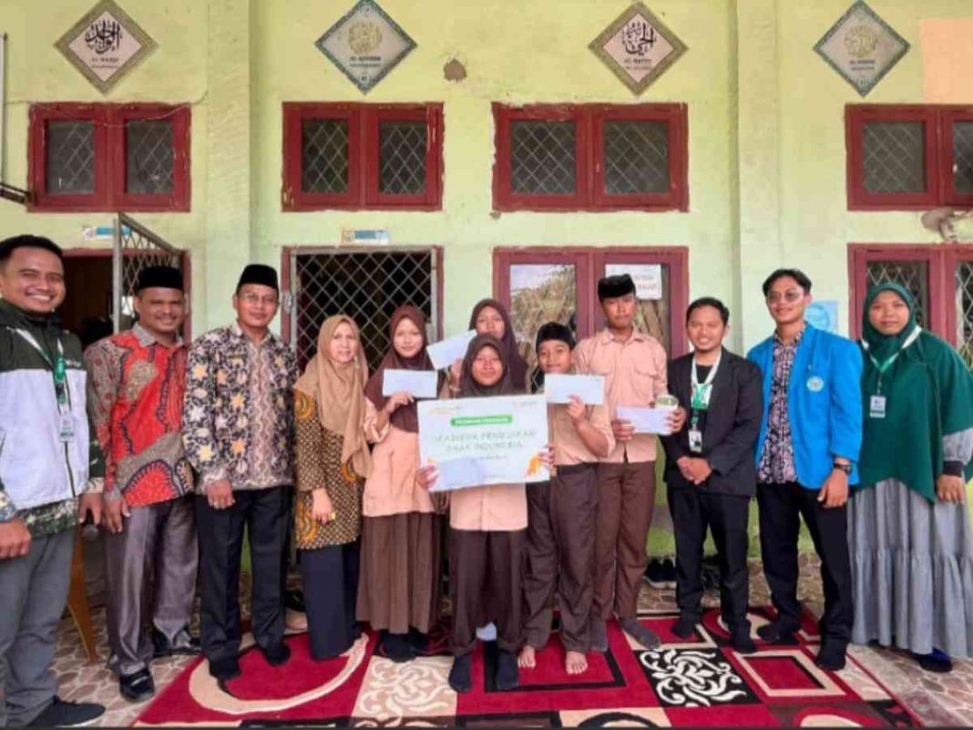 Yakesma Jambi Salurkan Beasiswa Pendidikan Anak Indonesia dan Distribusikan 410 Kencleng di MTs Laboratorium UIN STS Jambi