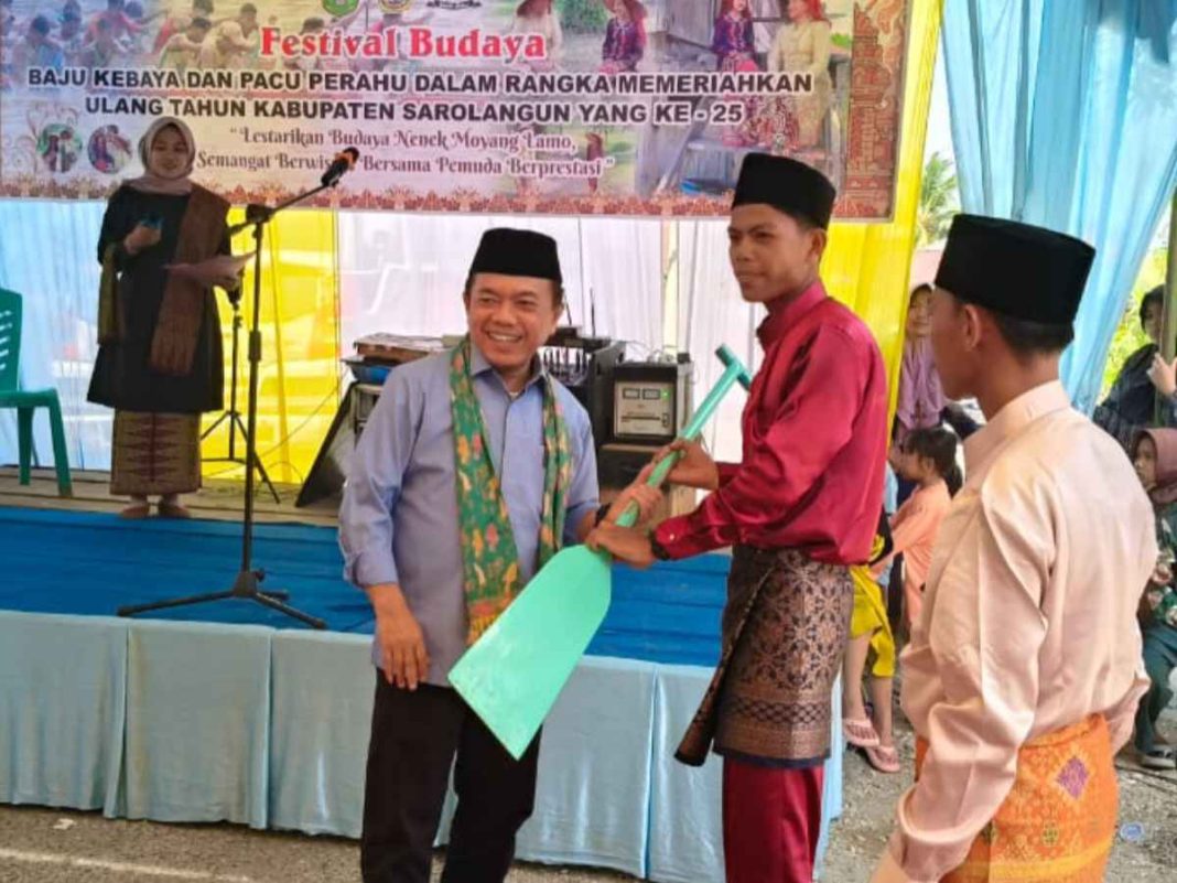 Al Haris Apresiasi Festival Budaya Baju Kebaya dan Pacu Perahu Dusun Sarolangun