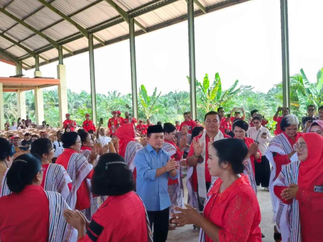 Hadiri HUT PBB Sarolangun, Al Haris Dihadiahi Ulos sebagai Bagian dari Keluarga PBB