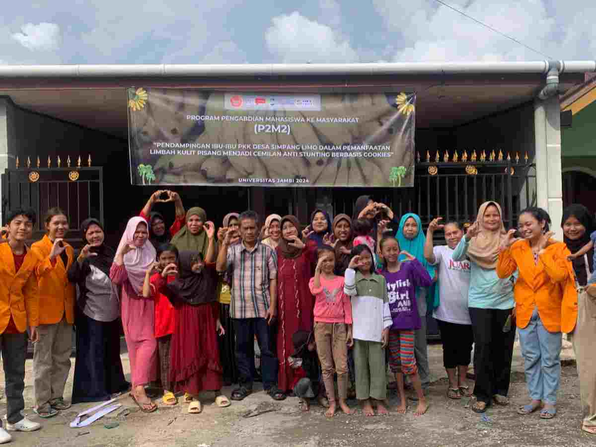 Mahasiswa UNJA Dukung PKK Desa Simpang Limo Olah Limbah Kulit Pisang Jadi Cookies Anti Stunting