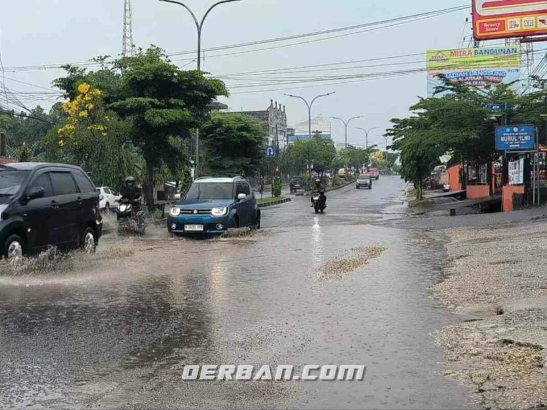 Jalan Kapten Pattimura Rusak, Lubang dan Banjir Ancam Keselamatan Pengendara