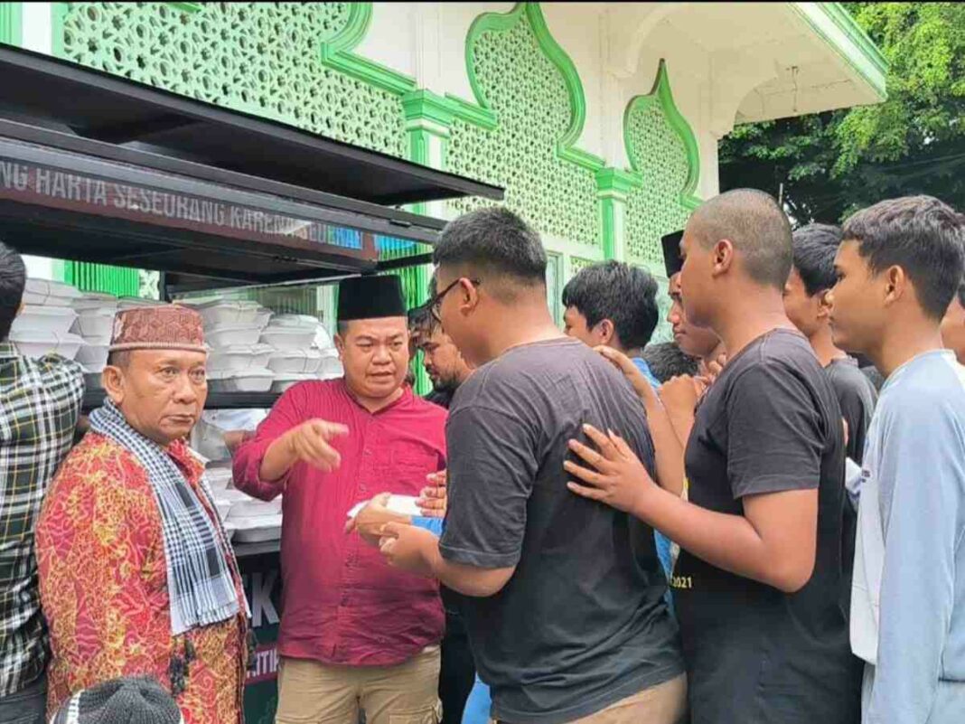 Jumat Berkah, Gerobak Sedekah Bagi 200 Nasi Kotak Gratis