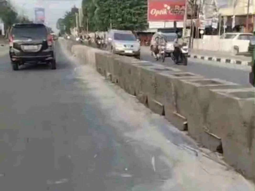 Pemasangan Median Jalan di Sipin Ujung Disoal Warga, Pedagang Akan Sepi Pembeli