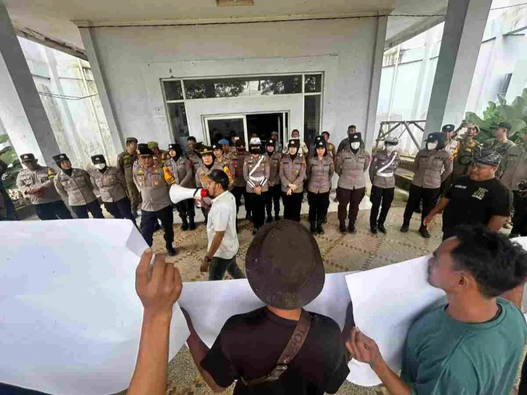 Masyarakat Transmigrasi Kembali Geruduk Kantor Nakertrans Tanjabtim, Tuntut Kejelasan Lahan dari PT Kawasari Unggul