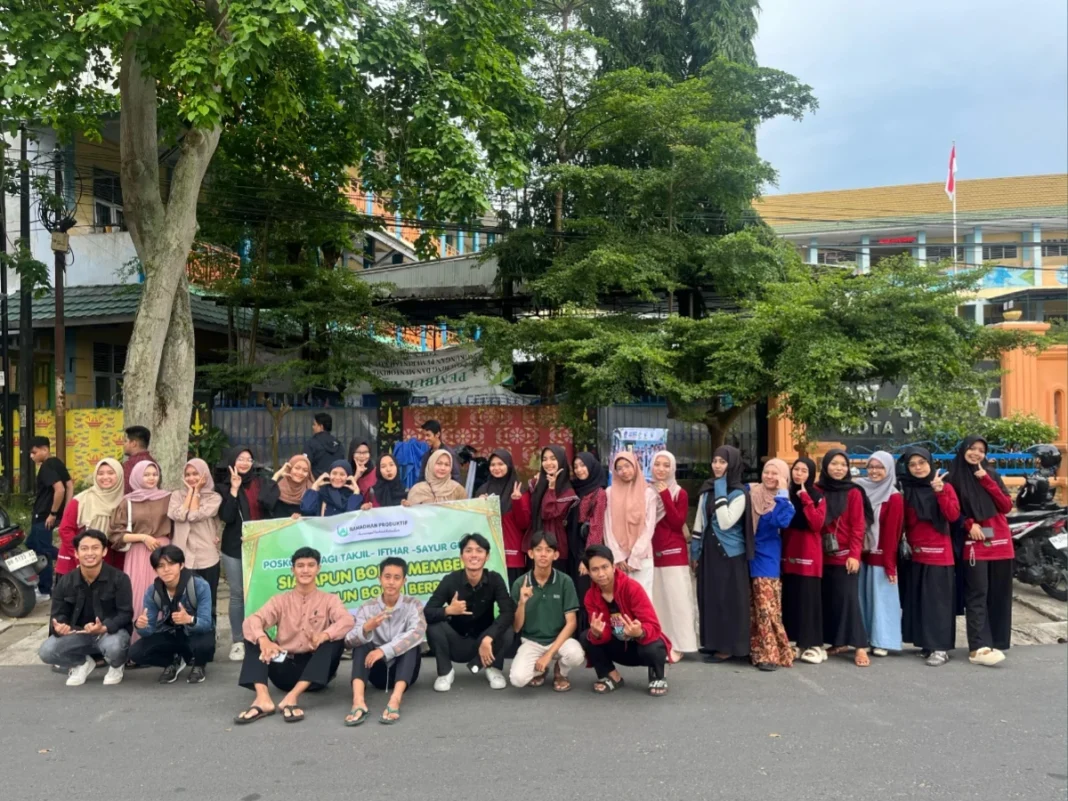 Ramadan Produktif Bagikan 80 Paket Iftar di Kota Jambi