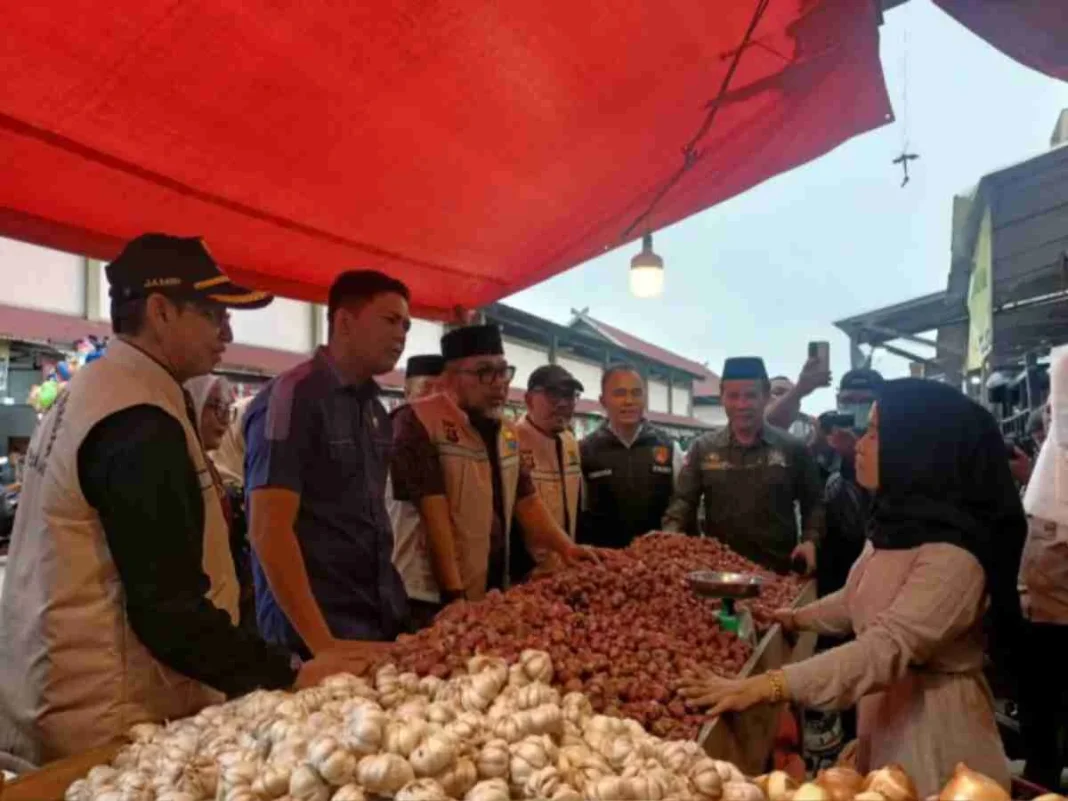 Sekda Jambi Pantau Harga Bahan Pokok di Pasar Angso Duo Jelang Ramadan 2025