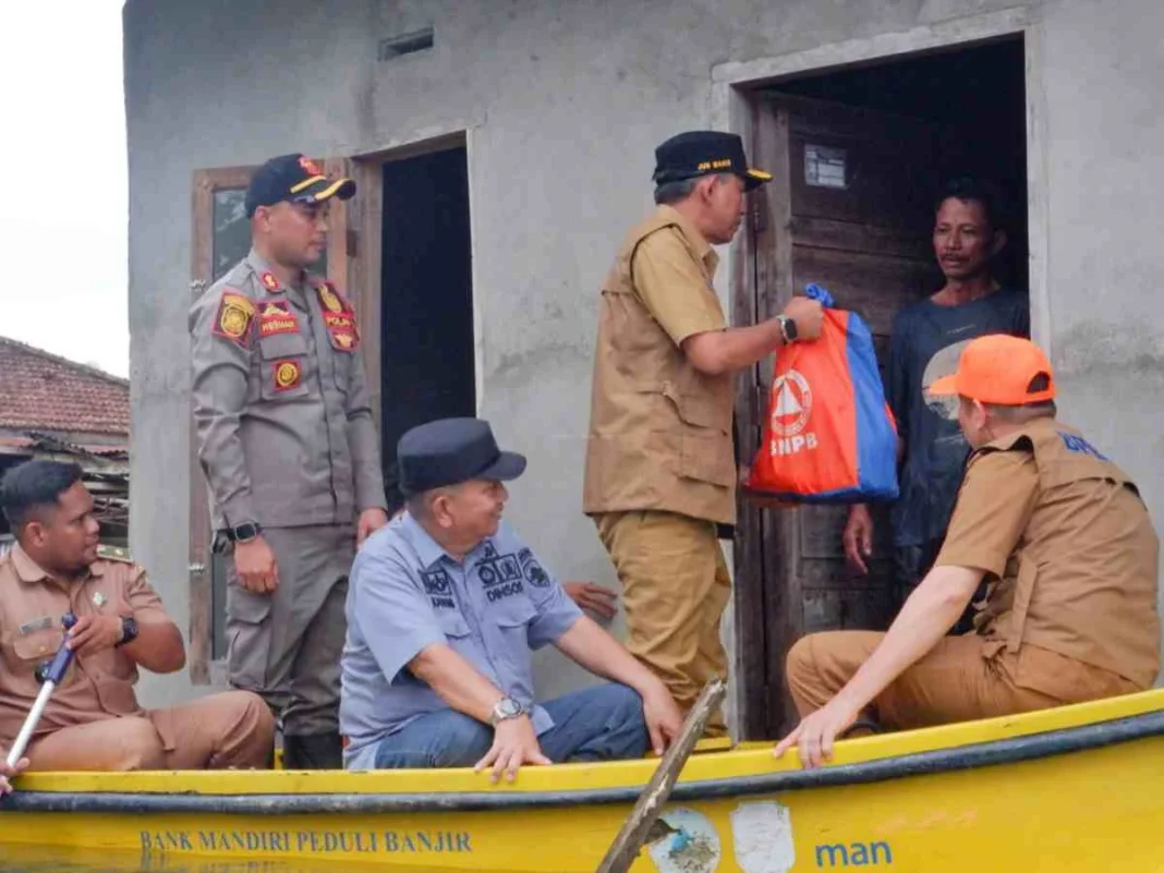 Tinjau Lokasi Bencana Banjir di Mendalo Laut, Wakil Bupati Muaro Jambi Serahkan Bantuan Sosial Bagi Warga Terdampak
