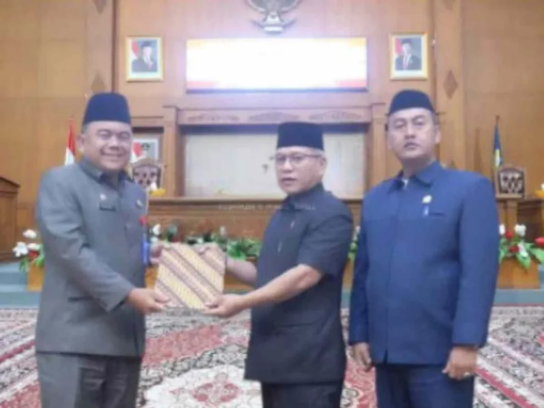 Sekda Muaro Jambi Hadiri Rapat Paripurna Tentang Pandangan Umum Fraksi-fraksi Dewan Terhadap 3 Rancangan Peraturan Daerah Kabupaten Muaro Jambi