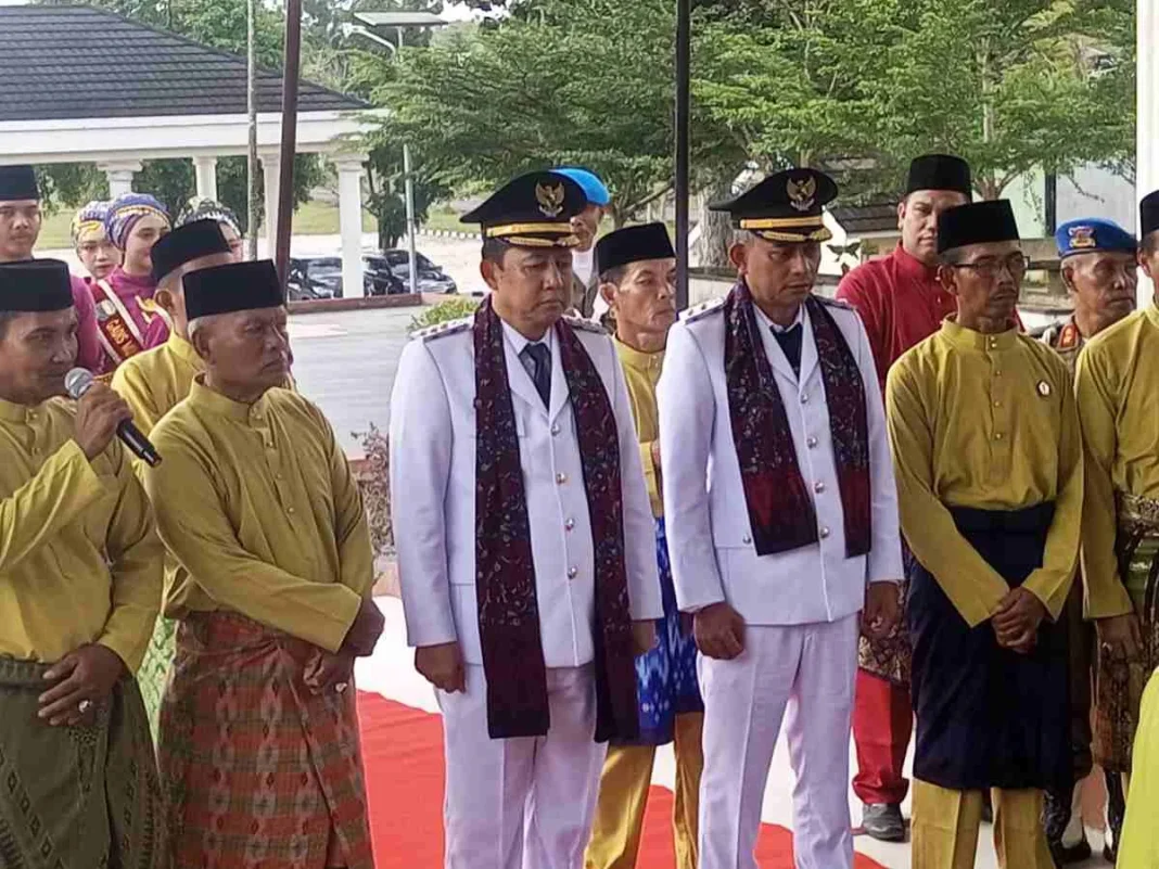 BBS dan Jun Mahir Bupati dan Wakil Bupati Muaro Jambi disambut dengan tarian persembahan