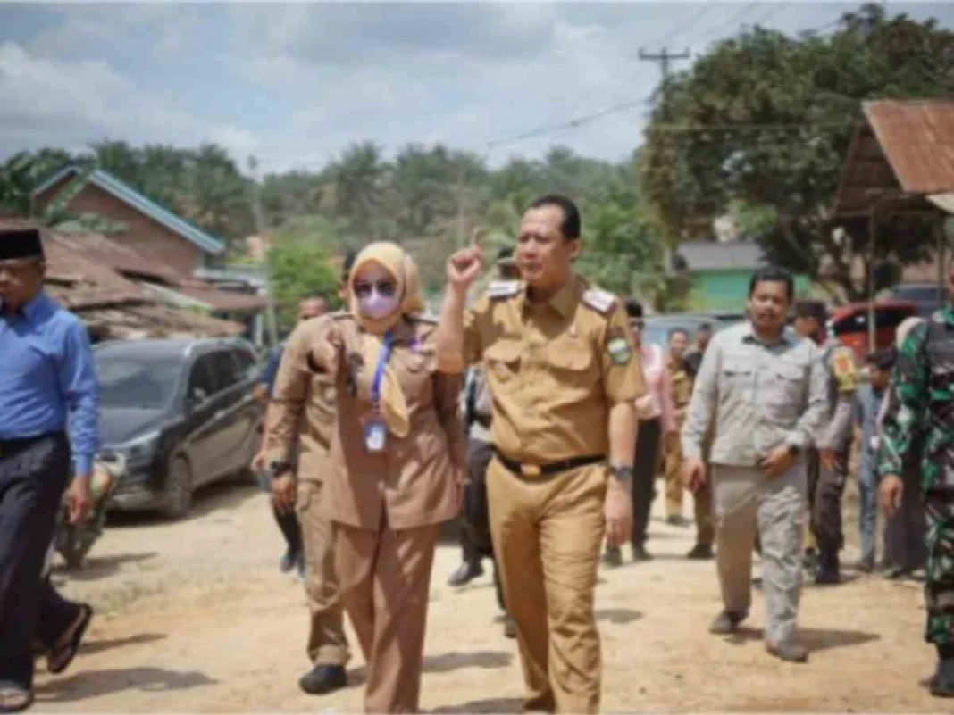 Bupati Muaro Jambi BBS Meninjau Jembatan Rusak Di Desa Suko Awin Jaya