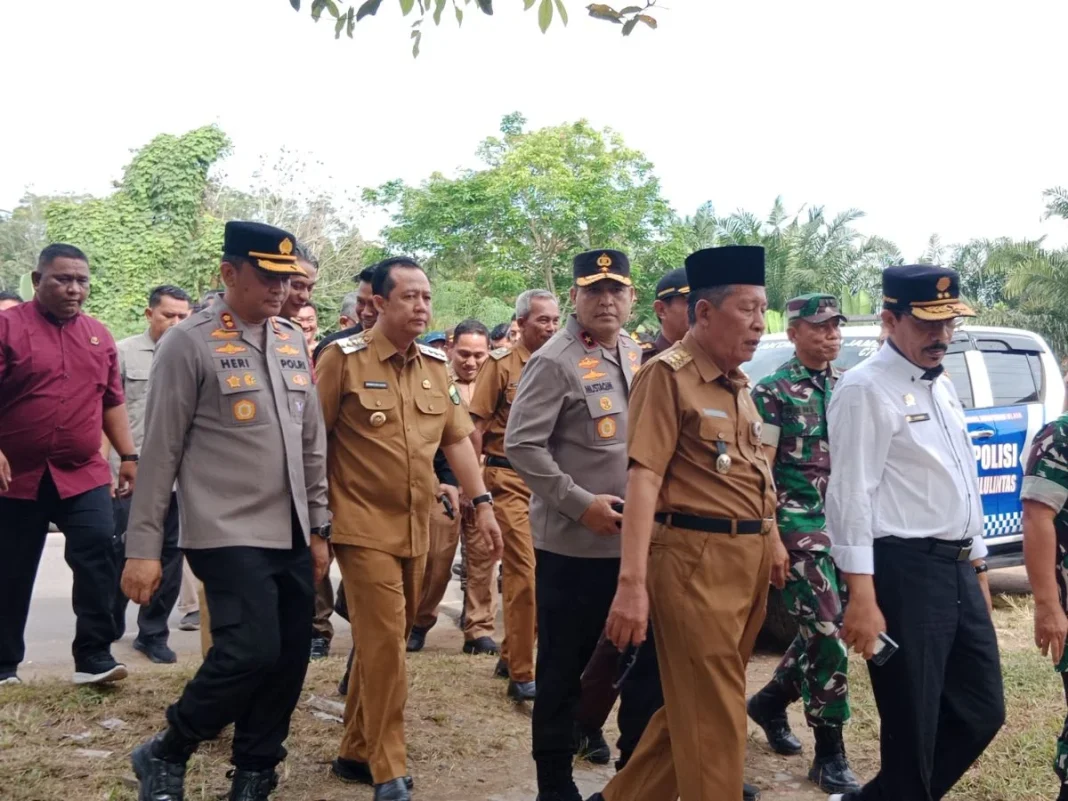 Bupati dan Wakil Bupati Muaro Jambi Dampingi Wakil Gubernur Jambi Menanam Padi Serentak se Provinsi Jambi