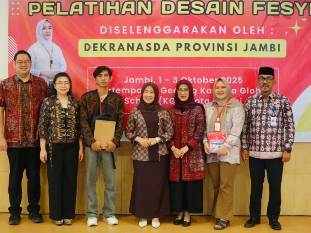 Wastra Jambi Naik Kelas, Hj. Hesti Haris Buka Pelatihan Desain Fesyen