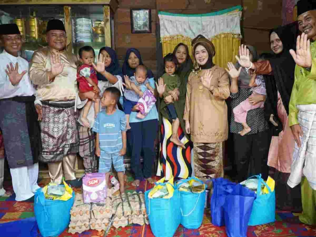 Hesti Haris Serahkan Kursi Roda dan Dampingi Terapi Pengobatan Warga Tunas Mudo Muaro Jambi