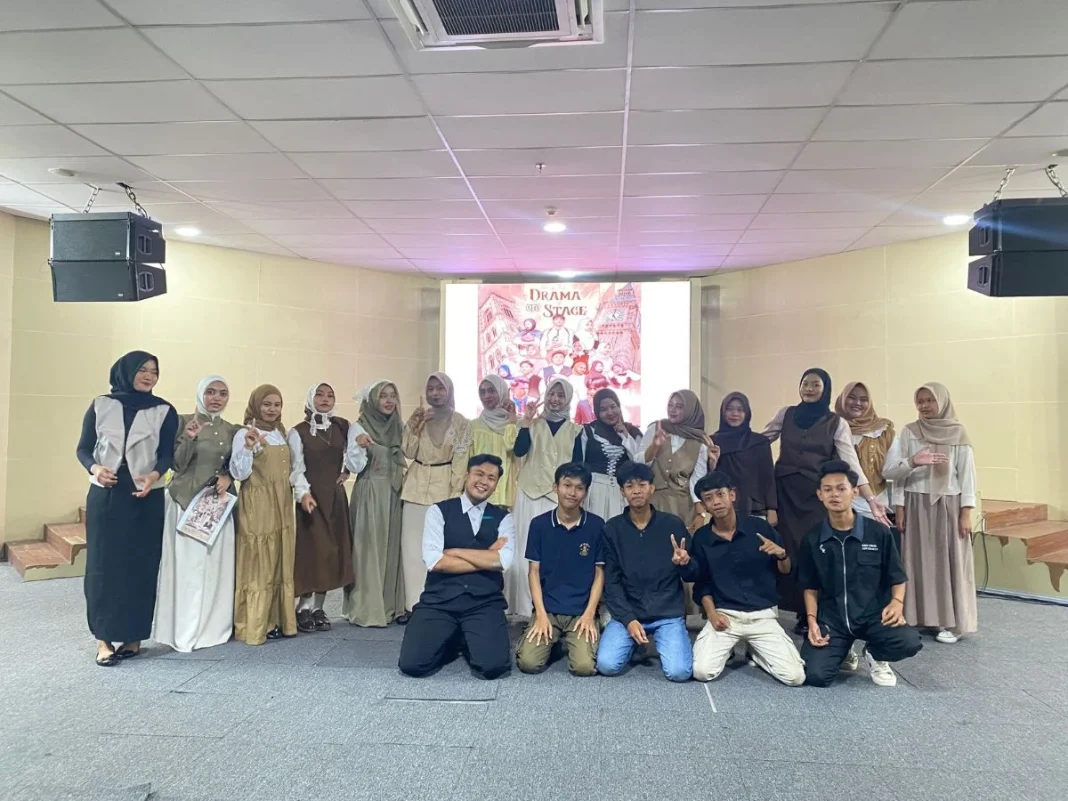 “Spell of Obedience” dan “The Bricklow” Dipentaskan dalam Praktikum Drama Prodi Sastra Inggris UIN STS Jambi