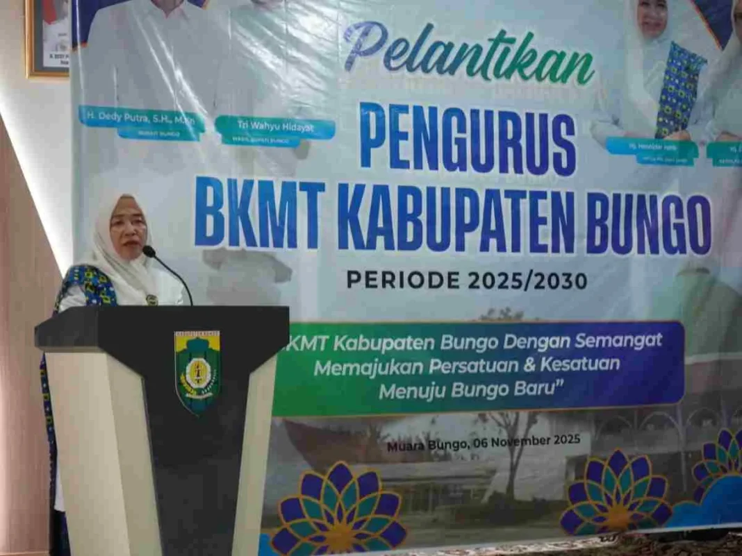 Hj Hesti Haris Lantik Pengurus Daerah BKMT Kabupaten Bungo