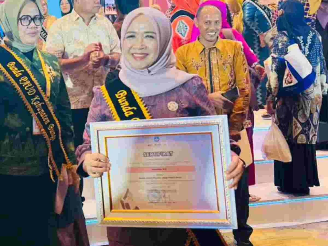Hj Hesti Haris Raih Penghargaan Nasional sebagai Bunda PAUD Peduli PAUD 2025