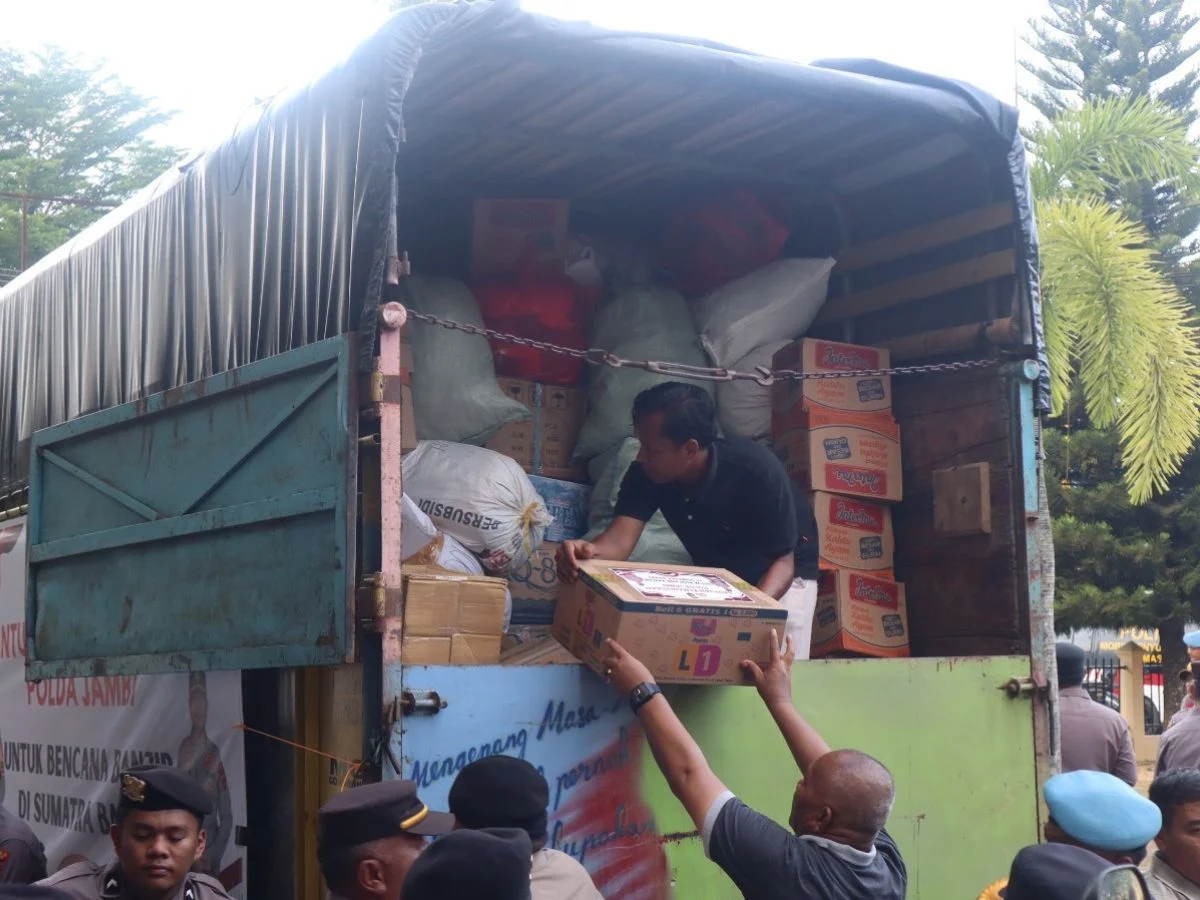 Polda Jambi Kirim Bantuan Kemanusiaan untuk Korban Bencana di Sumatra Barat
