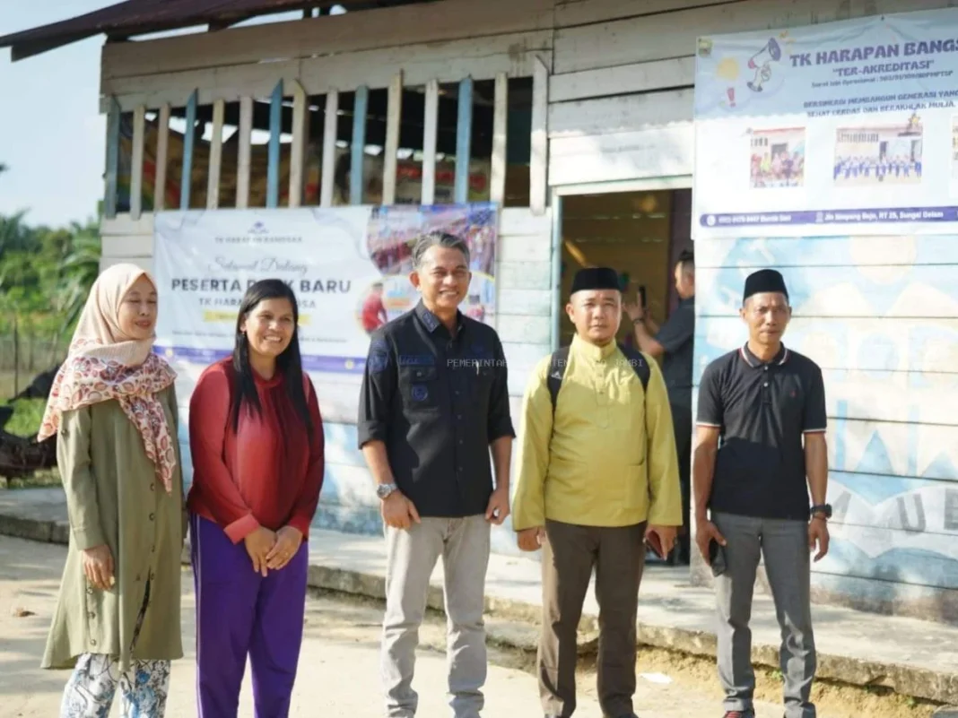 Wakil Bupati Muaro Jambi Junaidi H. Mahir Kunjungi PAUD di Sungai Gelam